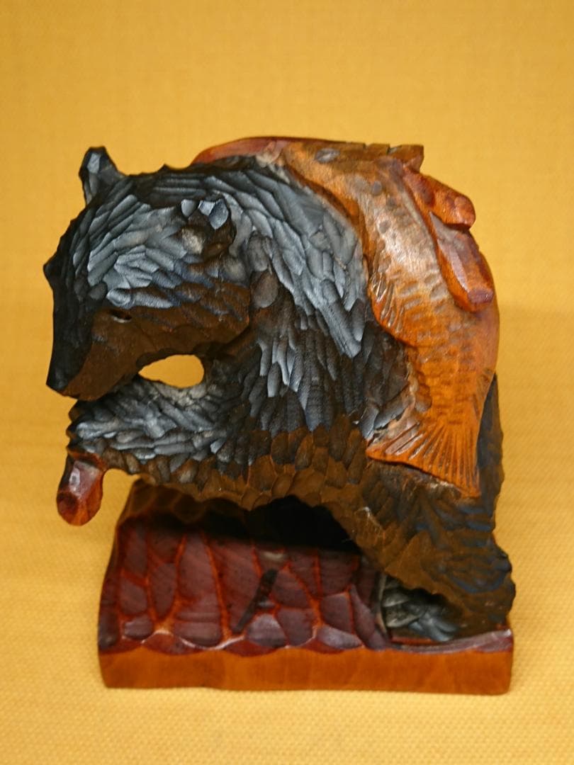 【美品】クマ　熊　木彫り　鮭背負い　置物　インテリア　工芸品　美術品　A3374