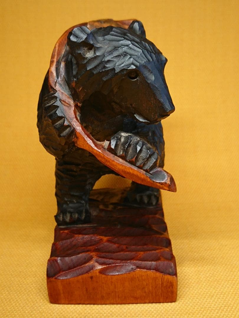【美品】クマ　熊　木彫り　鮭背負い　置物　インテリア　工芸品　美術品　A3374