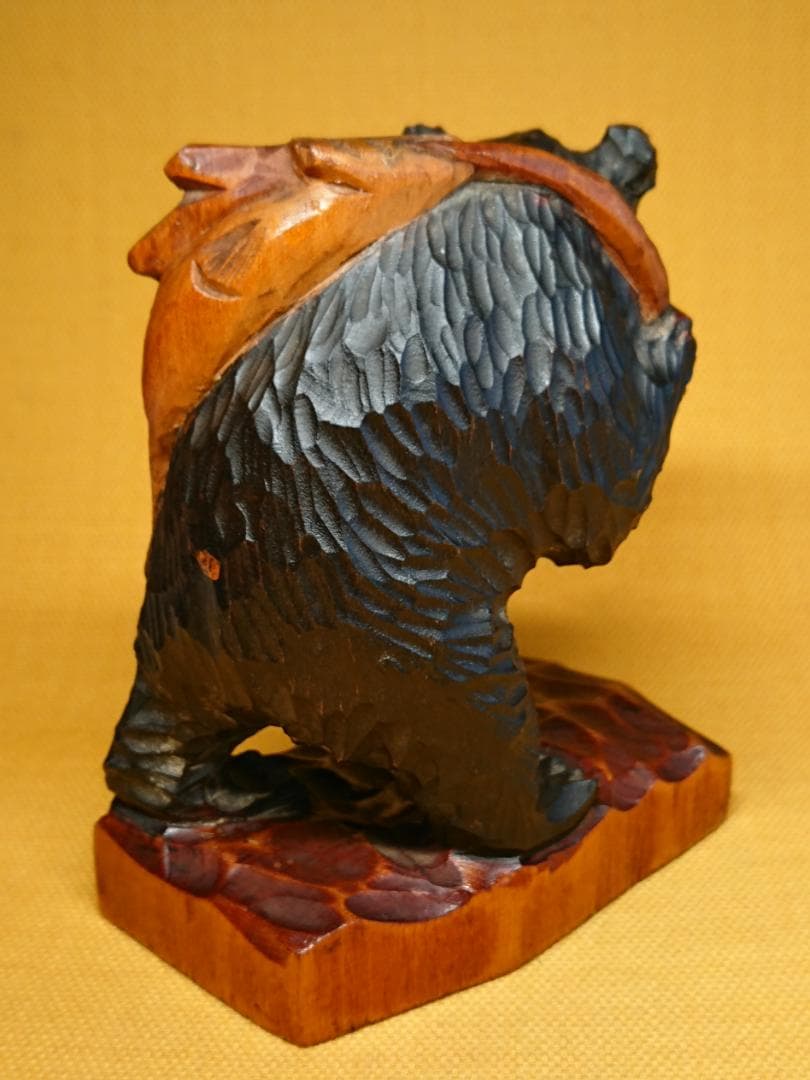 【美品】クマ　熊　木彫り　鮭背負い　置物　インテリア　工芸品　美術品　A3374