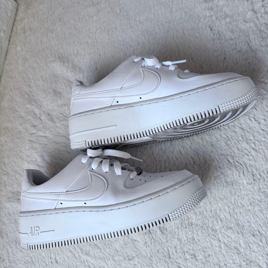 極美品⭐︎ナイキ エアフォース1 セージ ロー \"トリプル ホワイト\" 23センチ