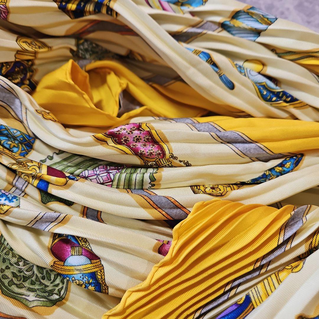 HERMÈS 香水瓶デザイン プリーツスカーフ