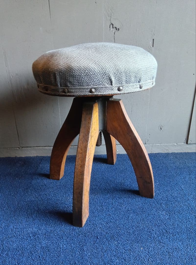 木製脚のグレー布製スツール　ヴィンテージ　レトロ