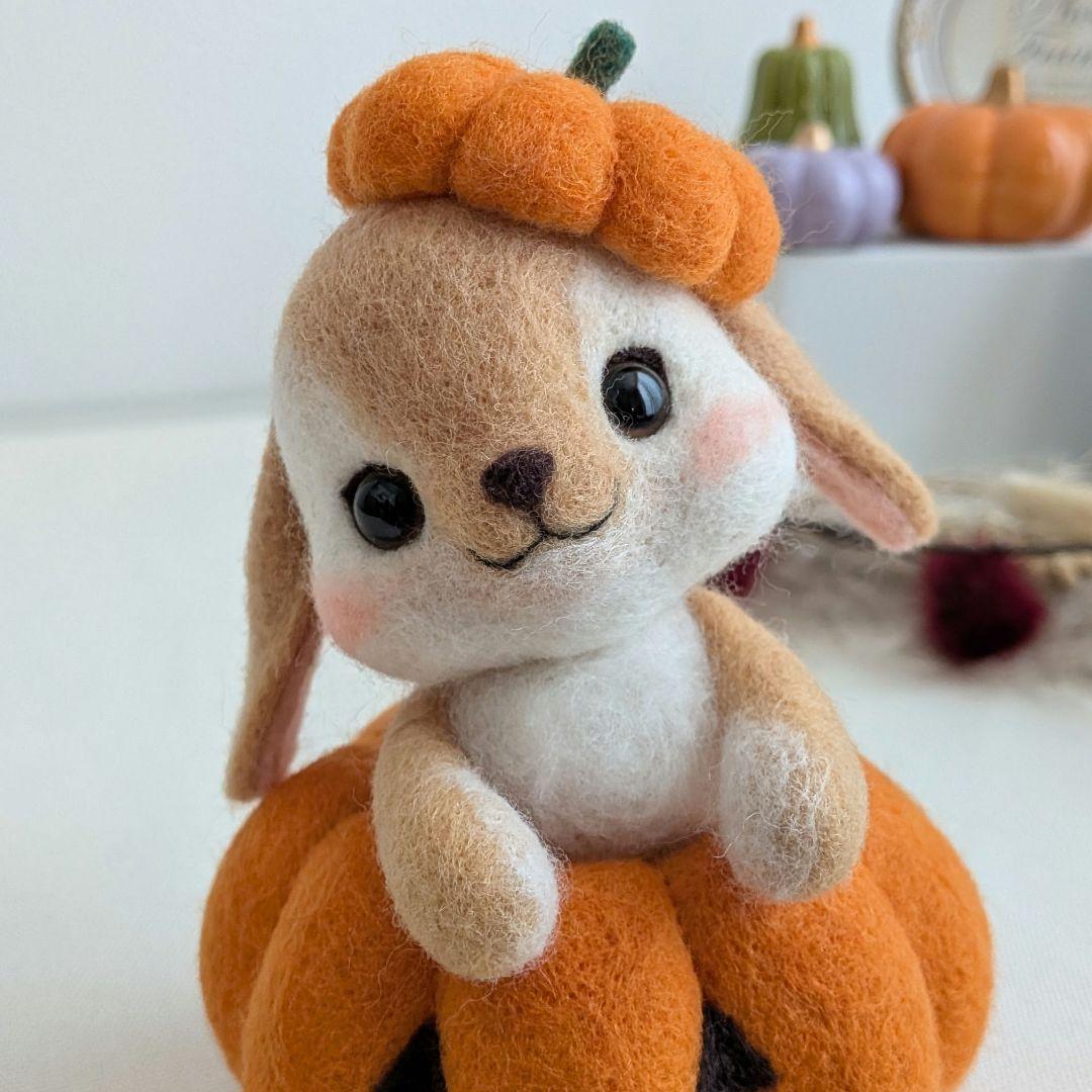 【ハロウィン飾り】羊毛フェルト カボチャ帽子のうさぎさん