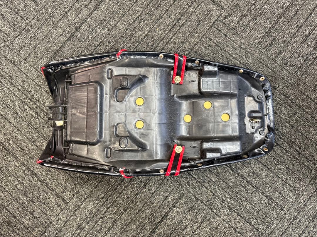 黒赤皮タックロールシートNC39 NC42 CB400SF VTEC REVO