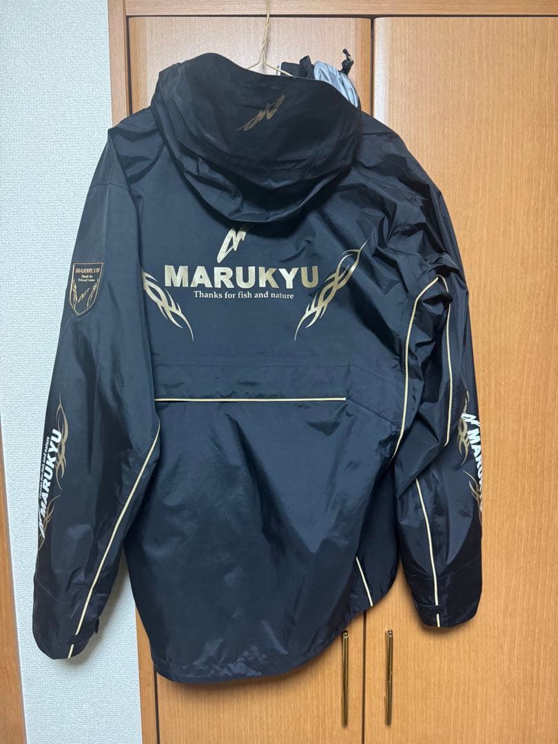 ハクリンオールウェザースーツトライバル黒金現行モデル、キャップセット