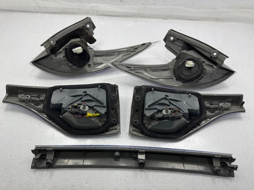 エスティマ[AHR20W 後期]クリア ブレーキランプ左右テールライト