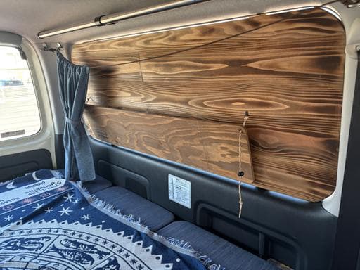 ハイエース　天然木目のウインドウパネル　車中泊　バンライフ　VANLIFE