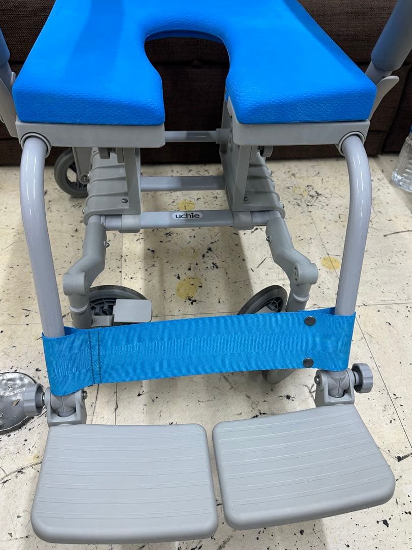 ⑧ uchie ウチエ社製　　シャワーキャリー　入浴用車イス　UD型