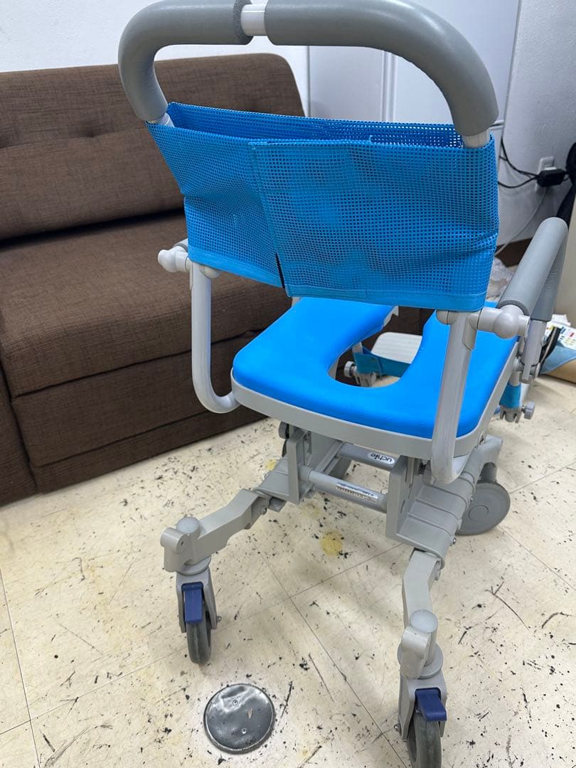 ⑧ uchie ウチエ社製　　シャワーキャリー　入浴用車イス　UD型