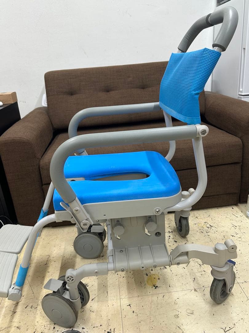 ⑧ uchie ウチエ社製　　シャワーキャリー　入浴用車イス　UD型