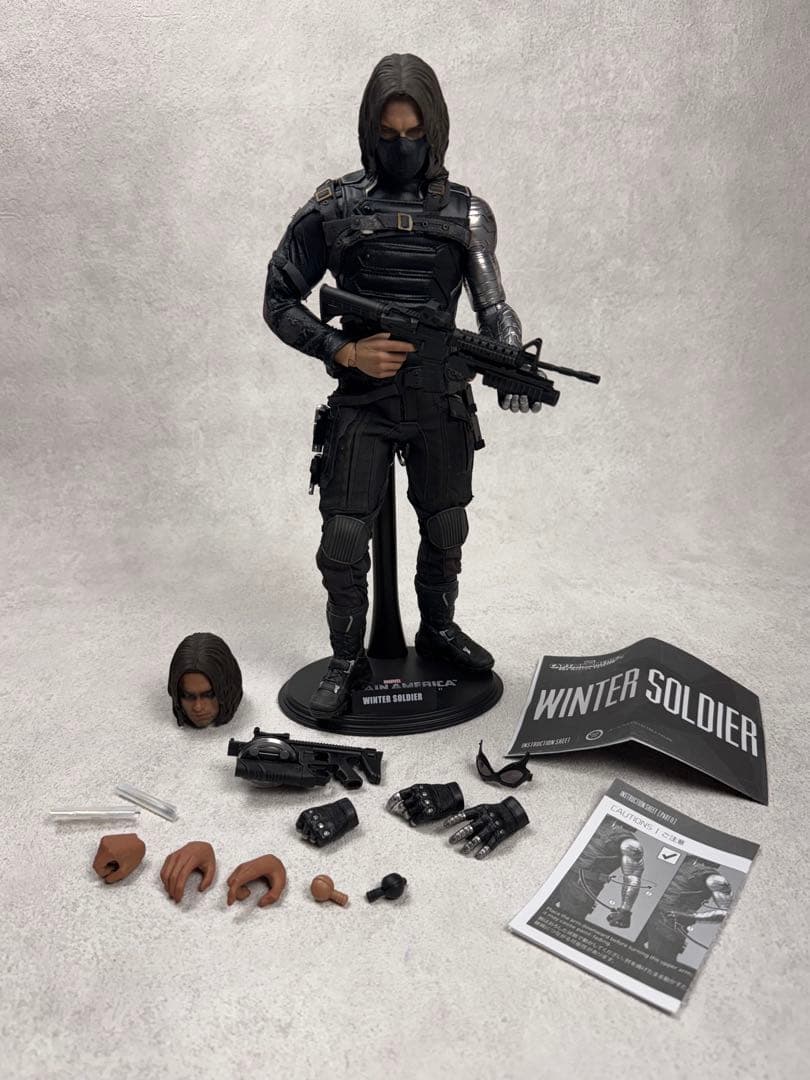 ス*】様 ウィンターソルジャー バッキー 1/6 フィギュア ホットトイズ