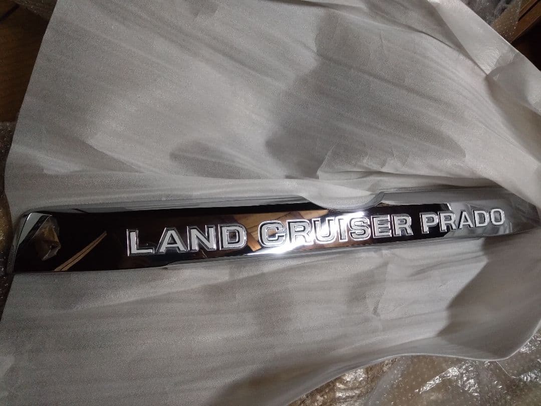 トヨタ純正　ランドクルーザープラド150後期　 リアガーニッシュ　文字白