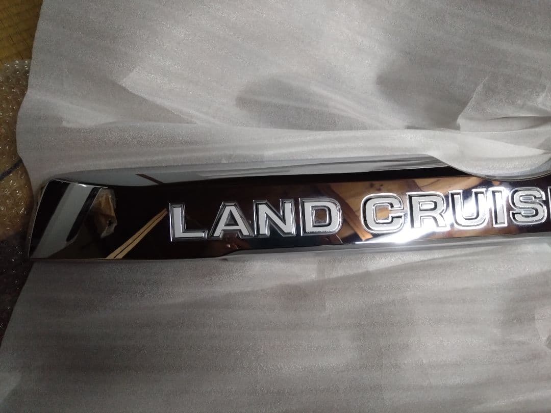 トヨタ純正　ランドクルーザープラド150後期　 リアガーニッシュ　文字白