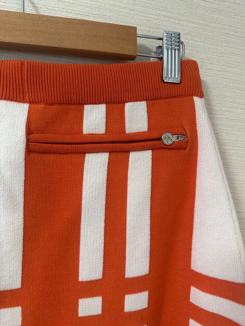 【新品、タグ付き】デサントDESCENTE 上下セット　セーター、スカートセット