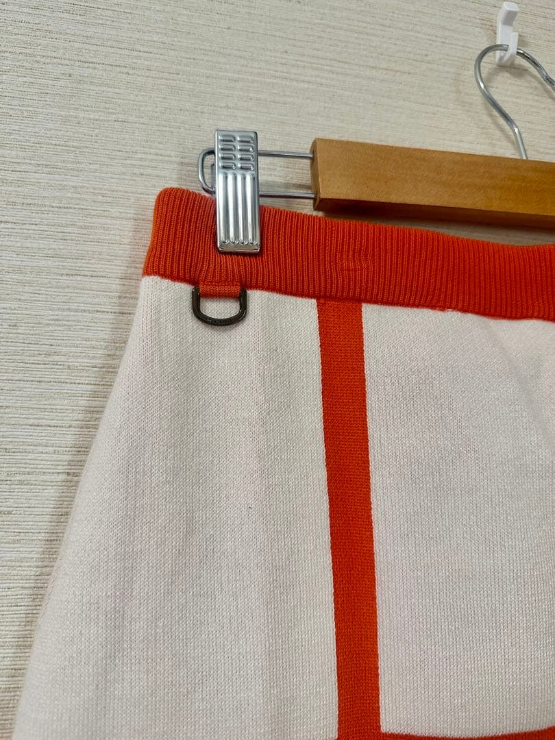 【新品、タグ付き】デサントDESCENTE 上下セット　セーター、スカートセット