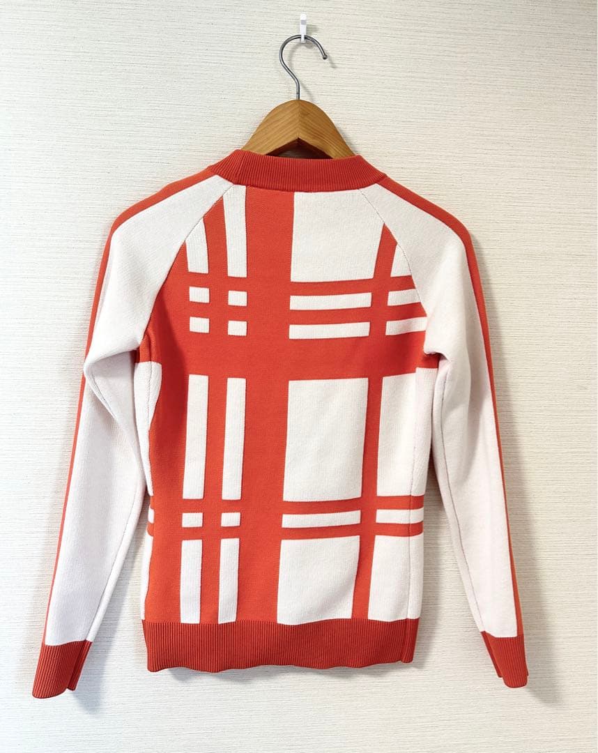 【新品、タグ付き】デサントDESCENTE 上下セット　セーター、スカートセット