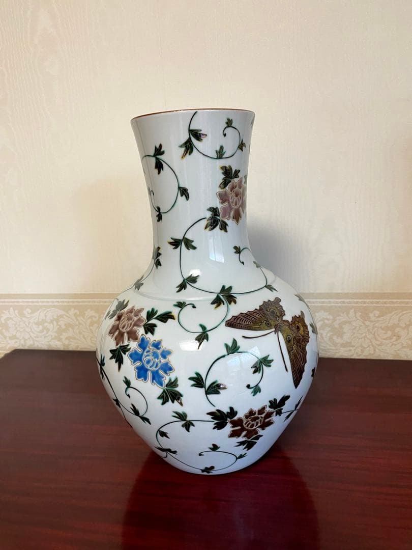 吉田美統　九谷焼(錦山窯) 色絵蝶花唐草文花瓶