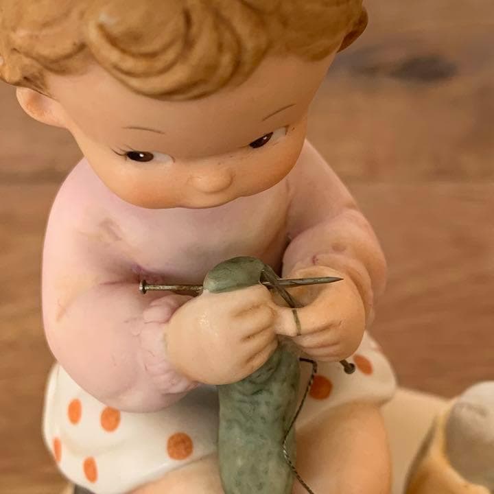 マーベルルーシーアトウェル　陶器人形　編み物をする女の子　表情が可愛いすぎる