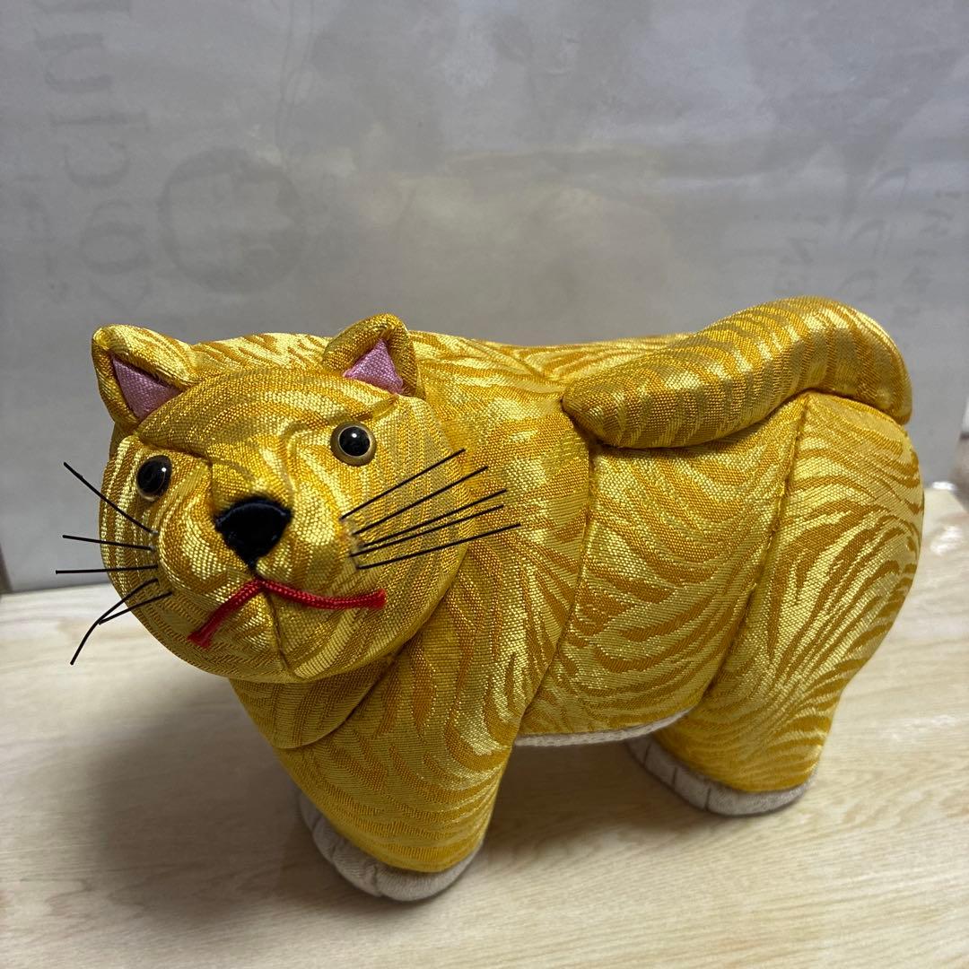 黄色い猫の置き物 ちりめん素材風 縁起物 金運アップ