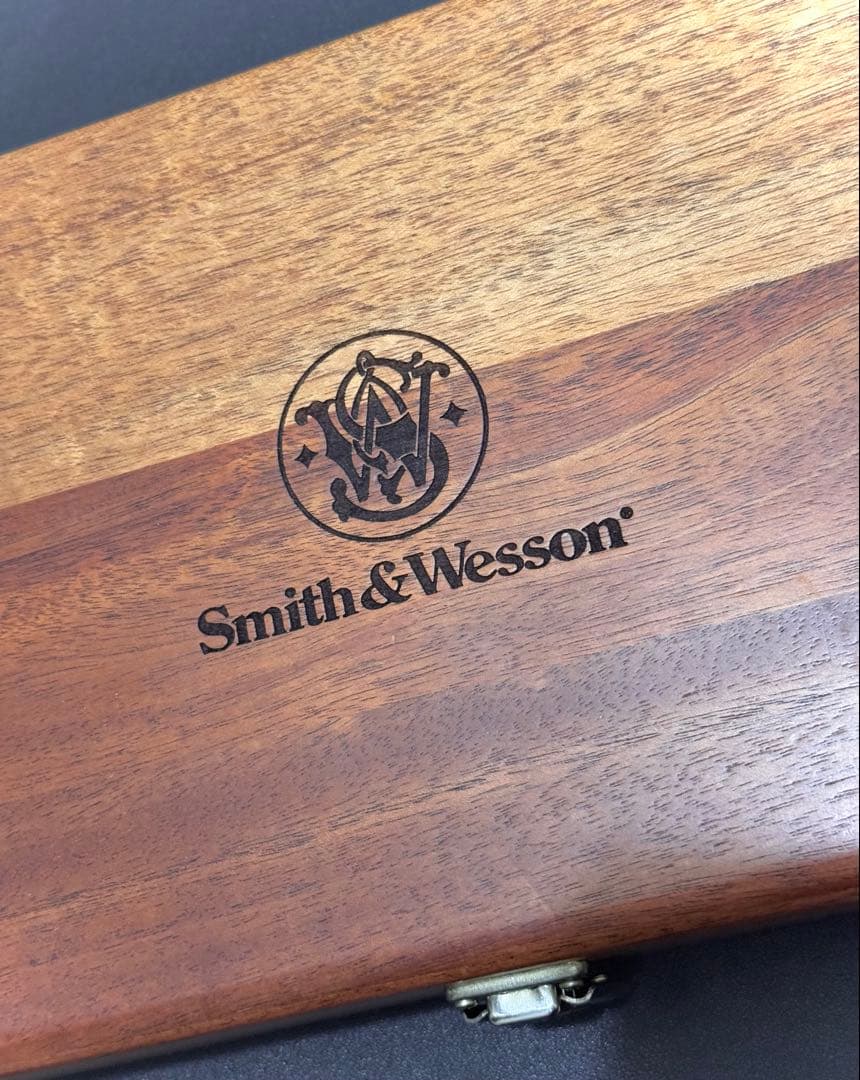 S&W社純正品 木製高級プレゼンテーションケース 実物