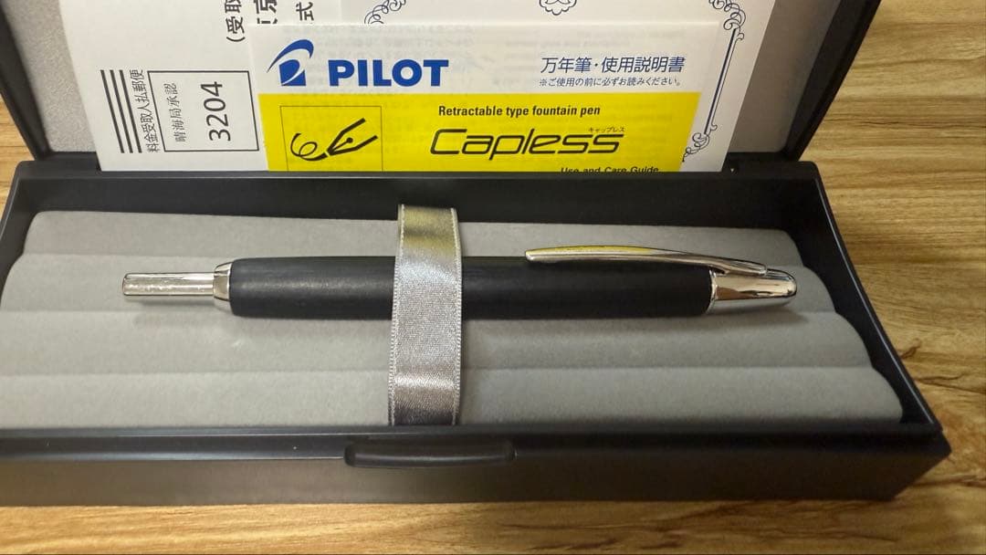 PILOT ・ パイロット万年筆 キャップレス 木軸 黒色 細字(F)