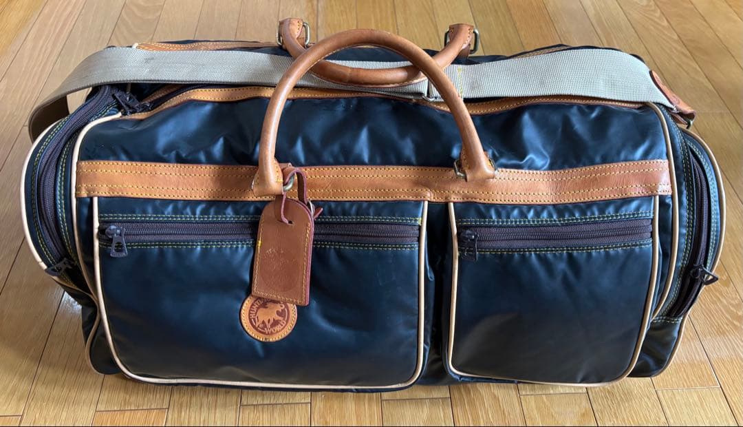 ボストンバッグ 黒と茶色の合成皮革