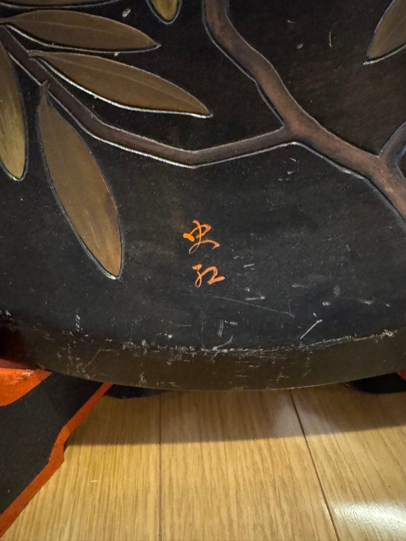 信州農民美術の木彫り飾り皿　 花と葉の装飾