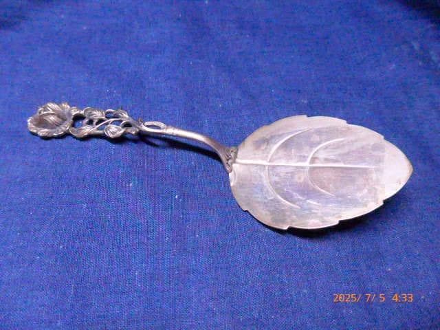 葉の形状と花のモチーフが特徴的な銀製ケーキサーバー