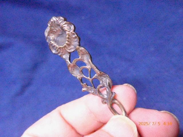 葉の形状と花のモチーフが特徴的な銀製ケーキサーバー