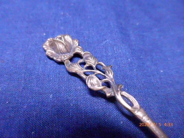 葉の形状と花のモチーフが特徴的な銀製ケーキサーバー