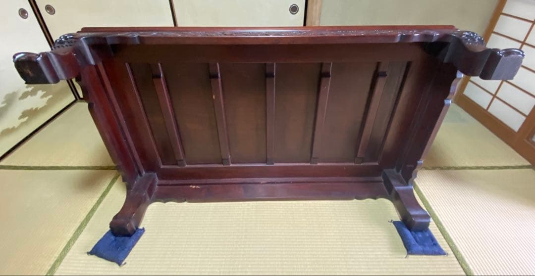 四周側と脚に彫装飾付きテーブル