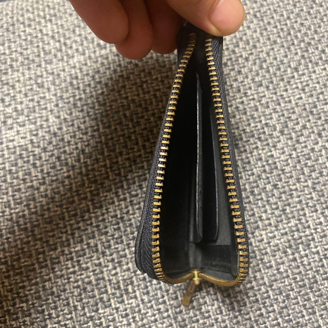 スタッズ付き黒レザーケース