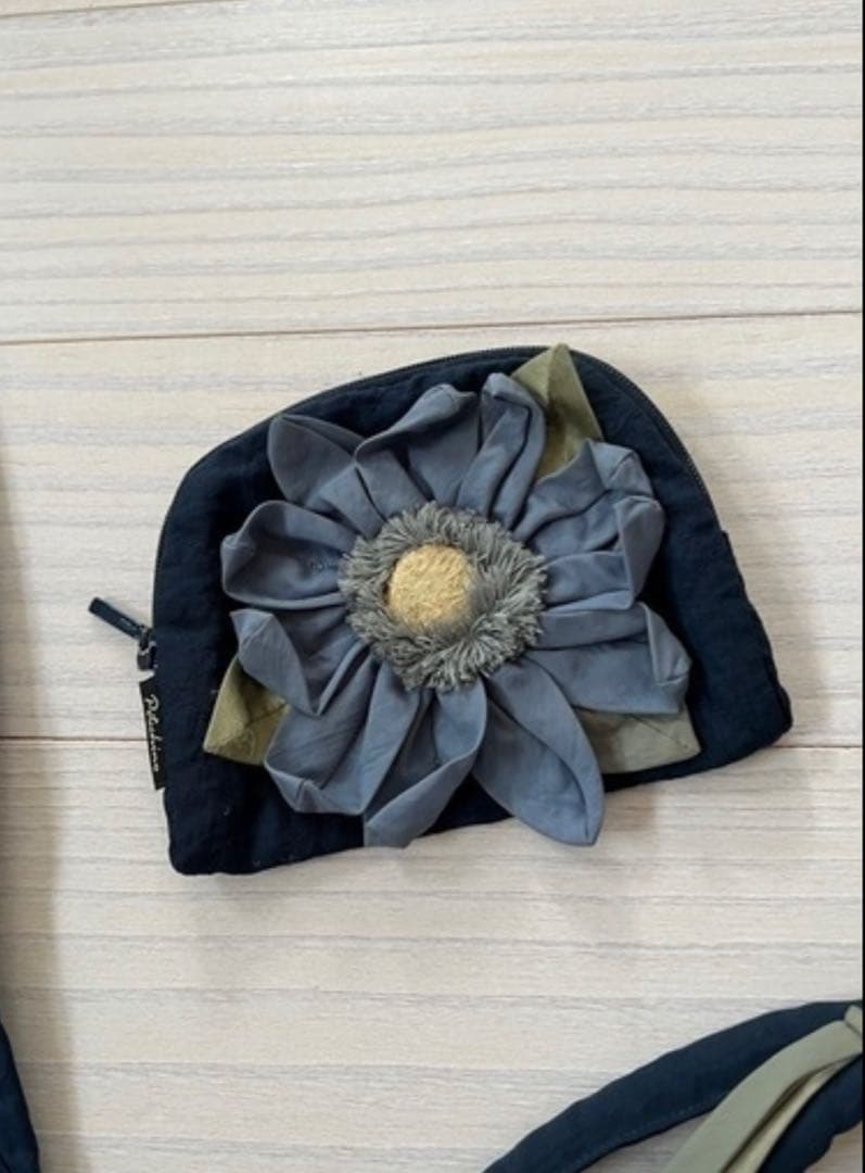 ポテチーノ可愛いお花が付いているエプロンお揃いバッグカードケースセット ネイビー