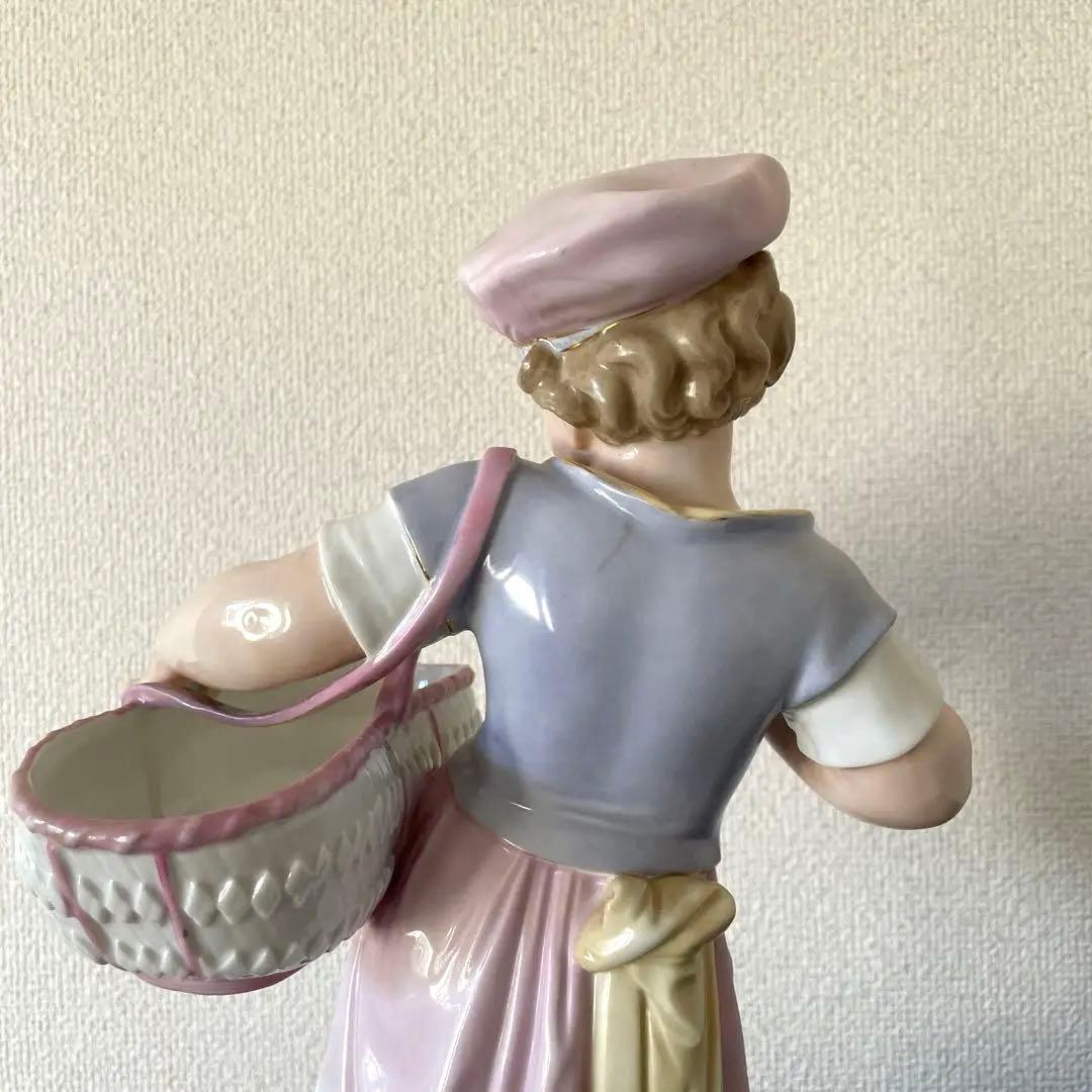 ＊バスケットを持つ少女＊・高さ３７.５cm・Meissen・