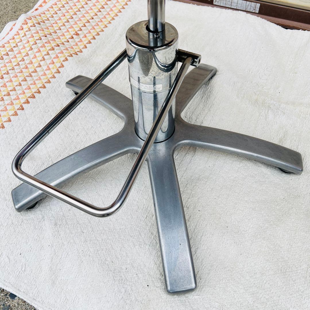 【希少】タカラベルモント製 バーバーチェア　理容椅子　モダンな赤