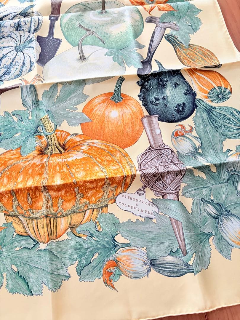 HERMES エルメス　シルクスカーフ カレ90 カボチャとコロシント