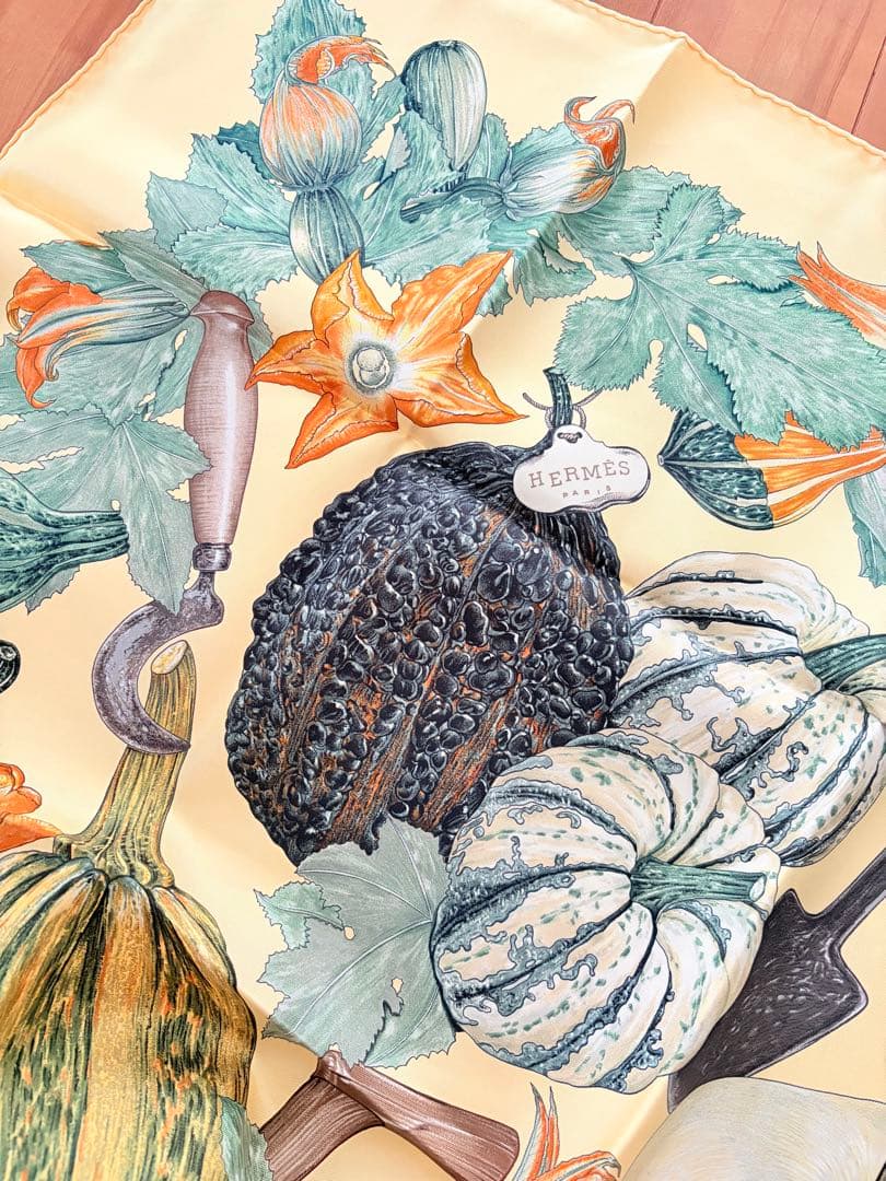 HERMES エルメス　シルクスカーフ カレ90 カボチャとコロシント
