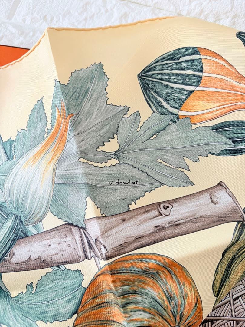 HERMES エルメス　シルクスカーフ カレ90 カボチャとコロシント