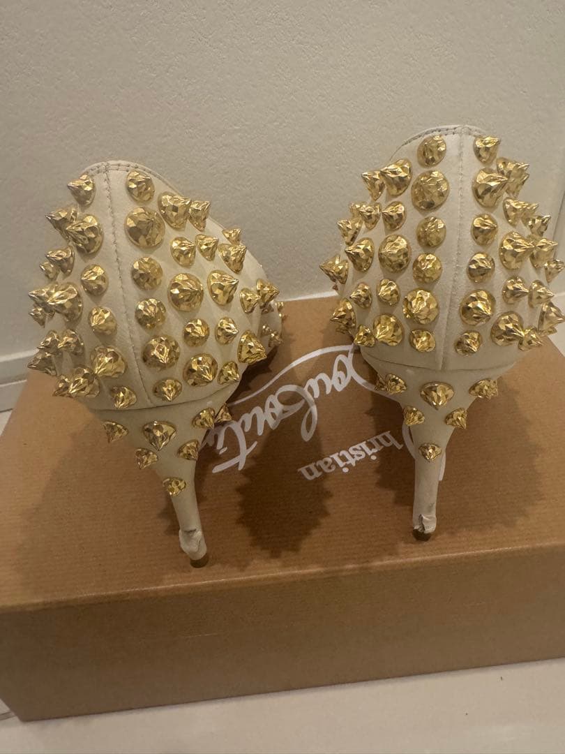 Christian Louboutin ホワイトスタッズハイヒール