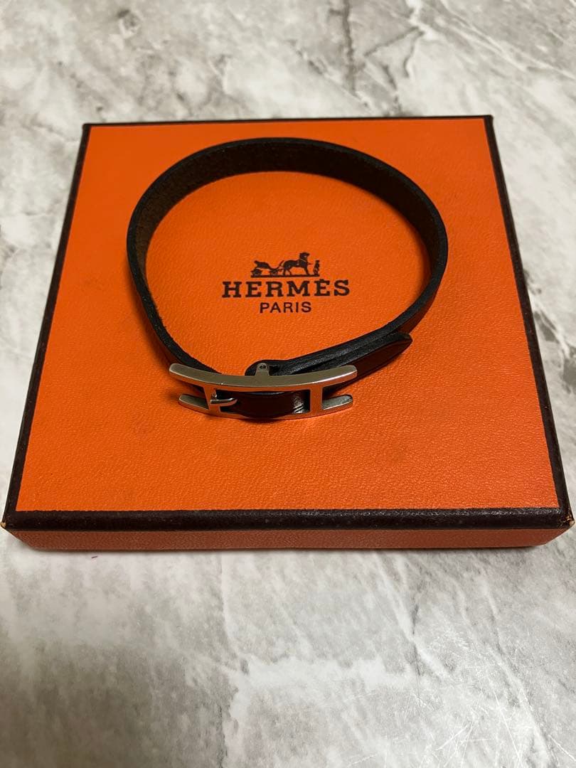 HERMES ブラックレザーバングル
