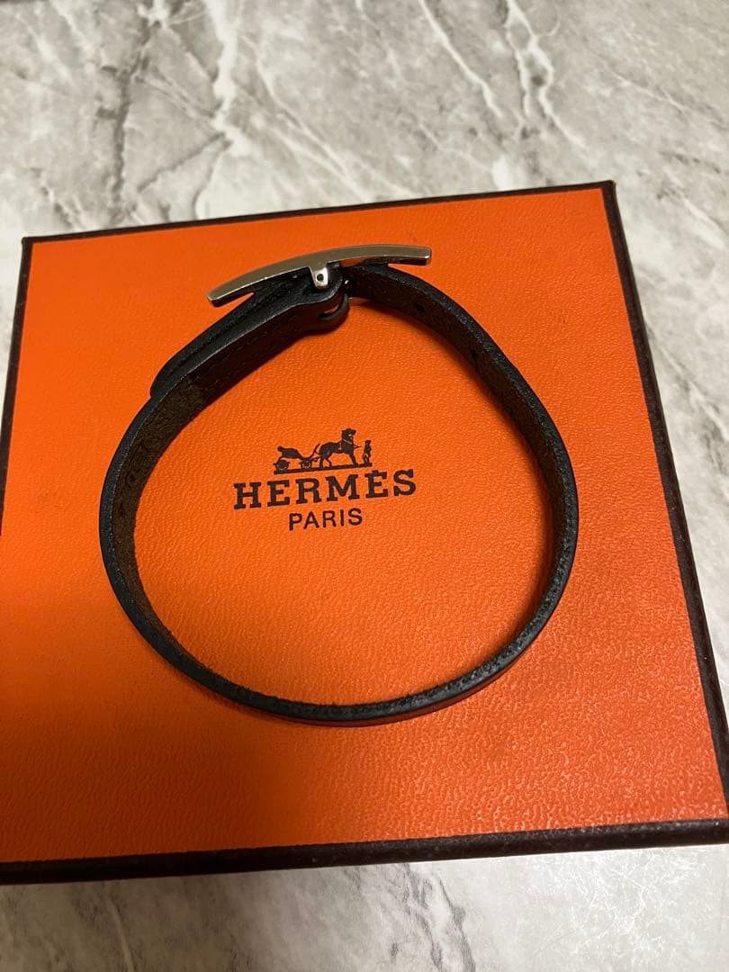 HERMES ブラックレザーバングル