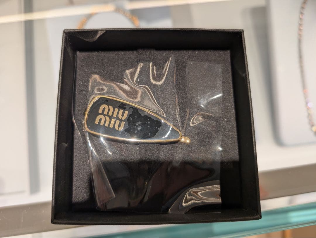 【新品未使用】miumiuエナメルメタル ヘアクリップ ブラック