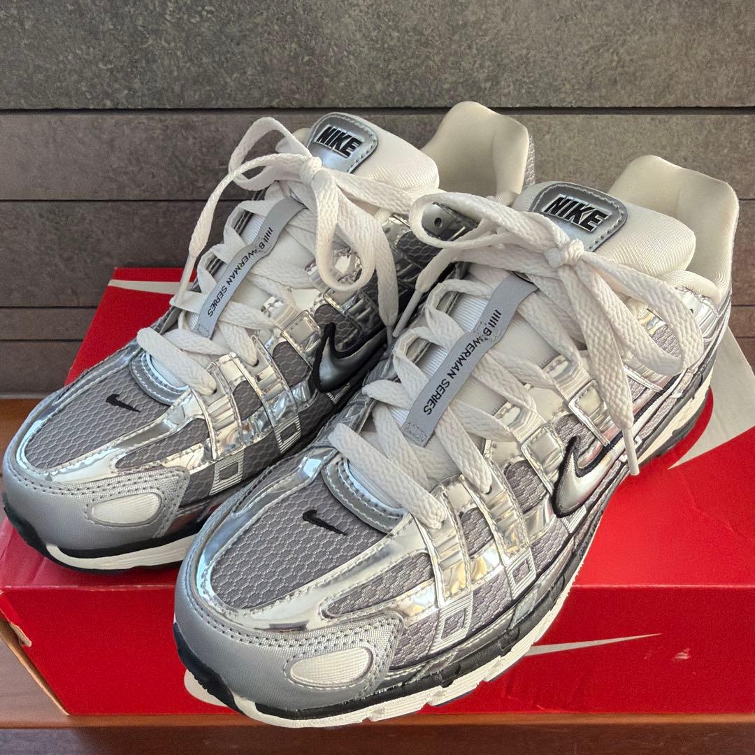 NIKE P6000 メタリックシルバー/ホワイト スニーカー 24.5㎝