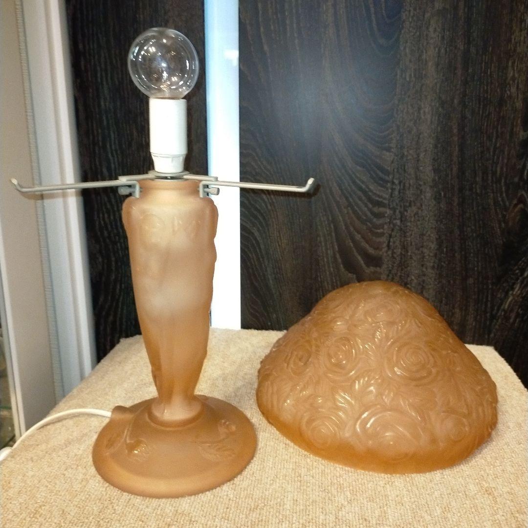 573 バラ柄のガラス製ランプ