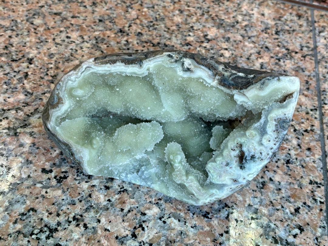 ウルグアイ産　グリーン　シュガーアメジスト　ジオード　天然非加熱　1846g