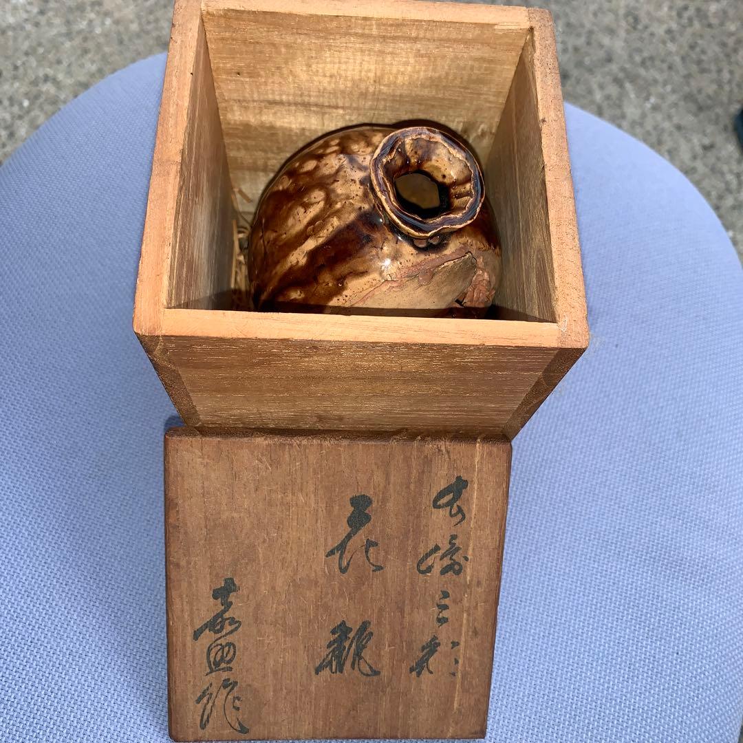 創作花瓶　精巧な彫り物