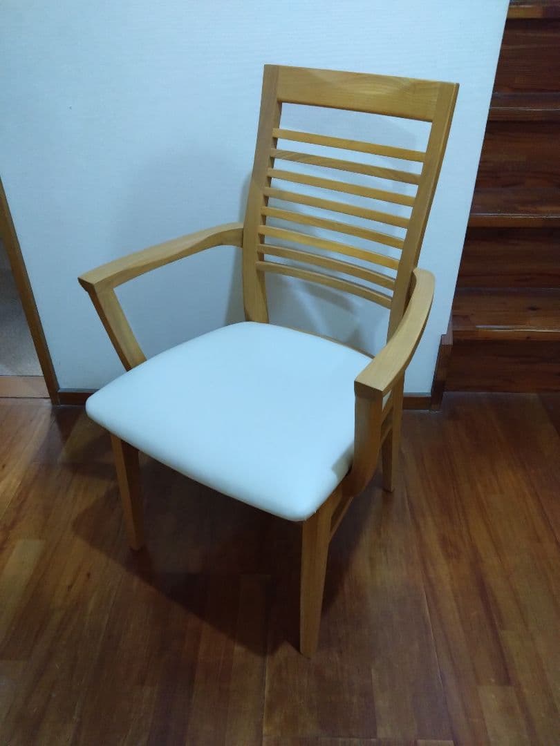 ニトリのひじ付きダイニングチェア未使用品