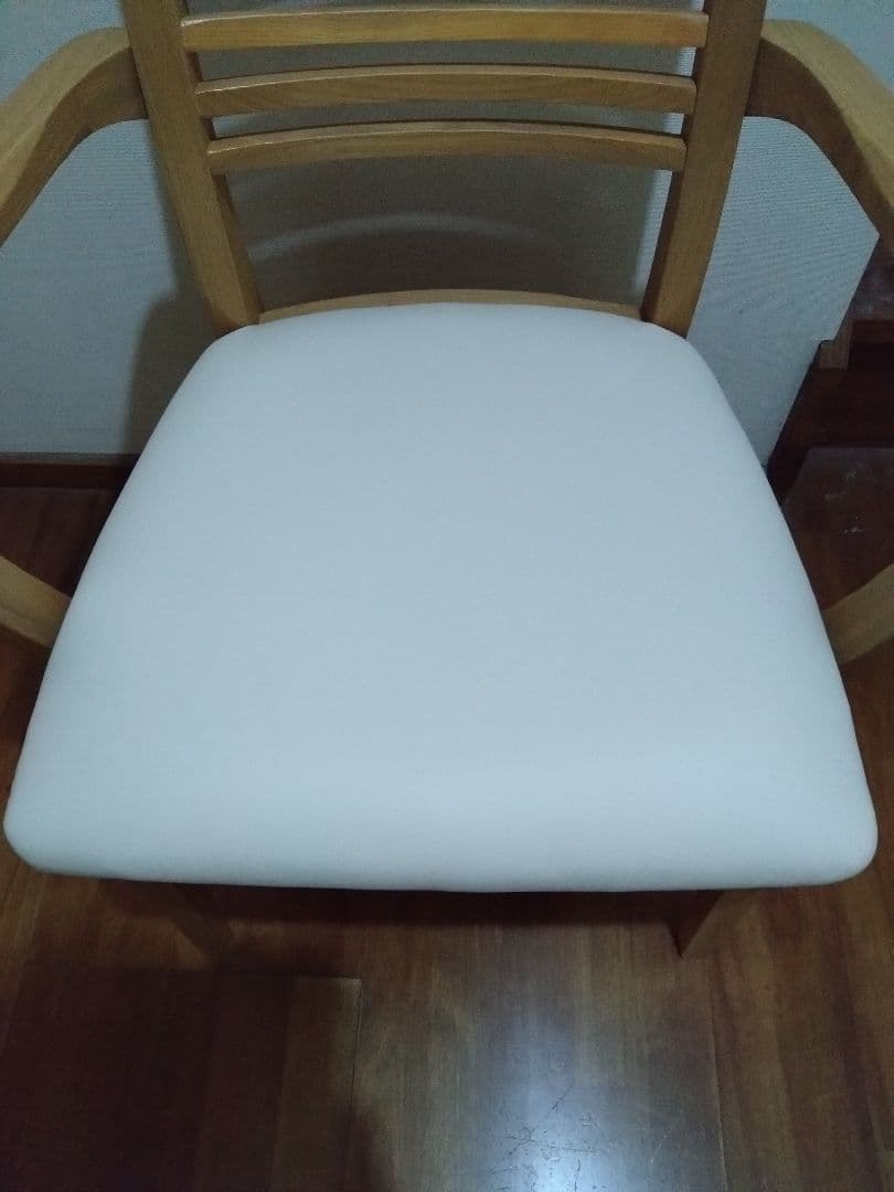 ニトリのひじ付きダイニングチェア未使用品