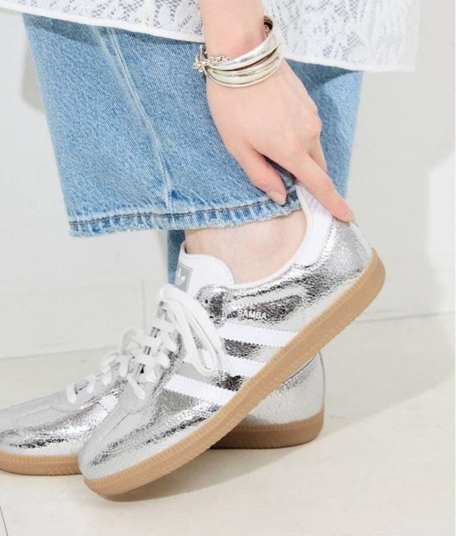 週末限定価格⭐︎アディダスadidas メタリックシルバー スニーカー　SAMBA