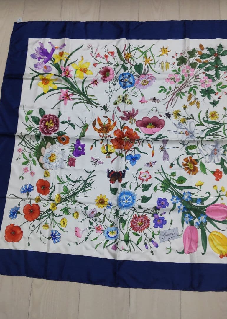 GUCCIの華やかな花柄スカーフ　ビンテージ 　シルク100%　 Italy製